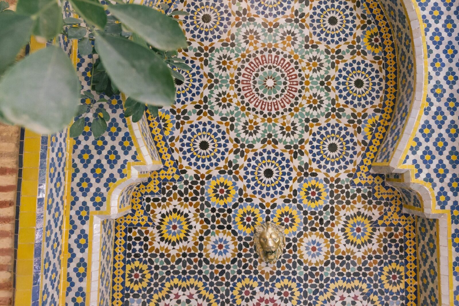 Zellige Floral Decoration Of a small fountain